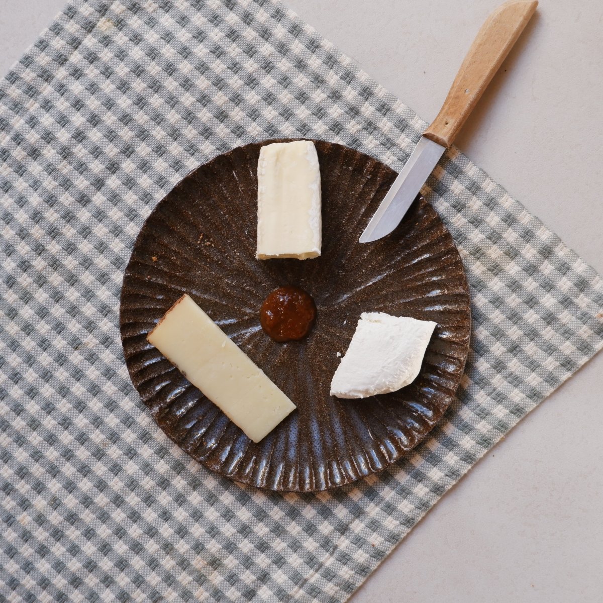 Handcarved lunch plate - 20cm - Misena Ceramics